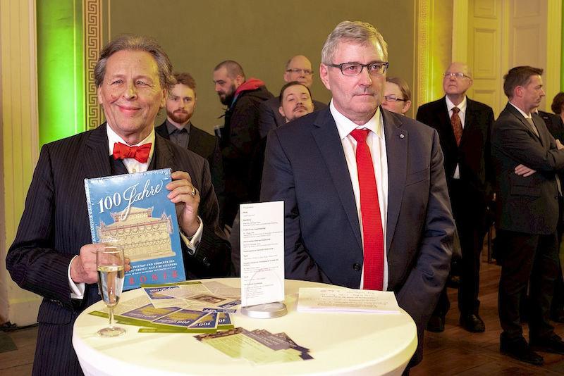 Impressionen vom Neujahrsempfang: Rald-Torsten Speler (li.) präsentiert die Chronik der VFF