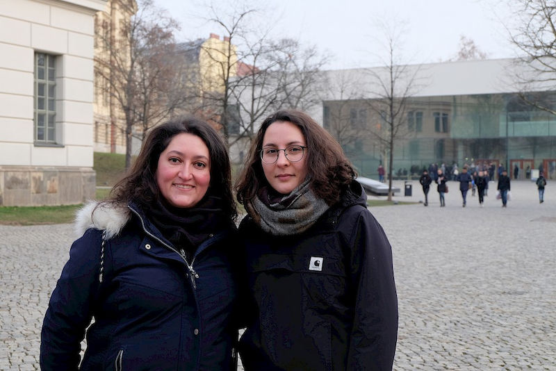 Aglaya Weidner (links) und Lisa Bireche - hier auf dem Uniplatz - haben als Team im Sommer 2018 am Co-Teaching teilgenommen.
