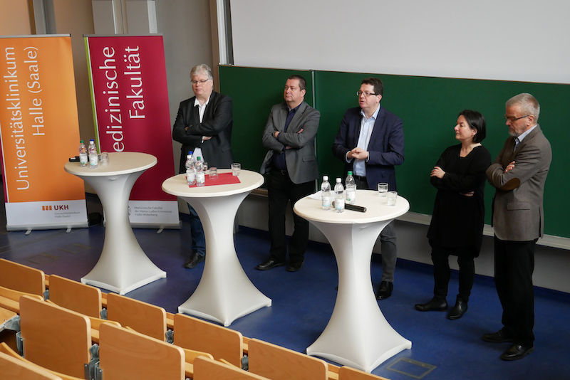 Wolf Zimmermann, Markus Leber, Christian Tietje, Johanna Mierendorff und Wolfgang Paul (v.l.) bei der Veranstaltung an der Medizinischen Fakultät.