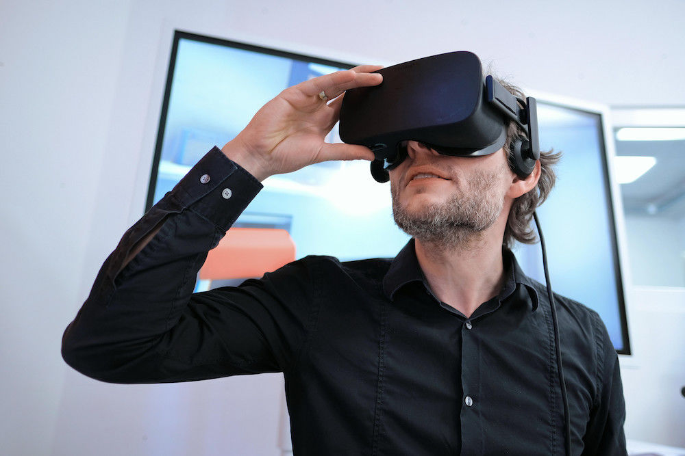 Karsten Schwarz presents VR glasses and software