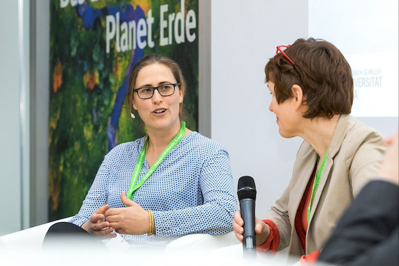 Anett Richter (links) warb in der von Hilde Weeg moderierten Debatte für Citizen Science.