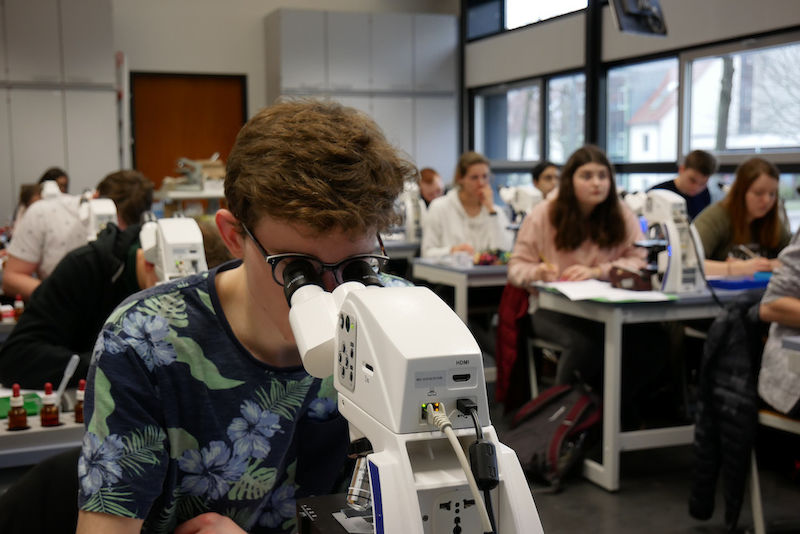 Blick in den modernen Kursraum im Biologicum.