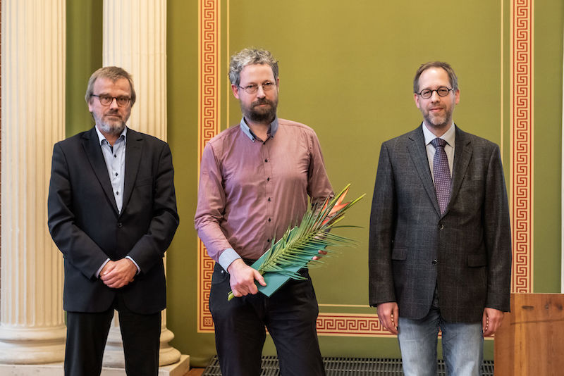 Benjamin Ziemer (Mitte) erhielt den Christian-Wolff-Preis - hier mit Prorektor Wolfgang Paul (li.) und Frank Ueberschaer.