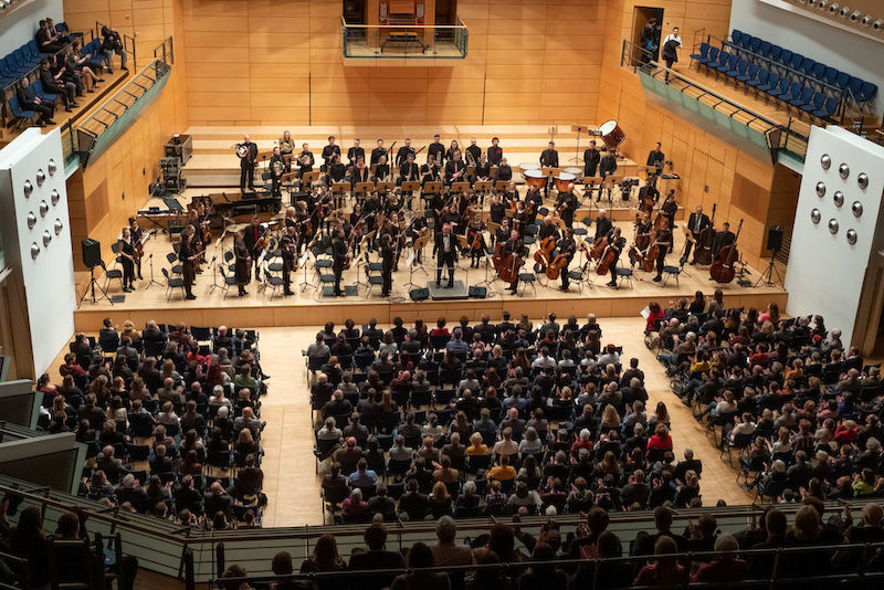 Die Ensembles der Universität spielten vor rund 1.000 Zuhörerinnen und Zuhörern.