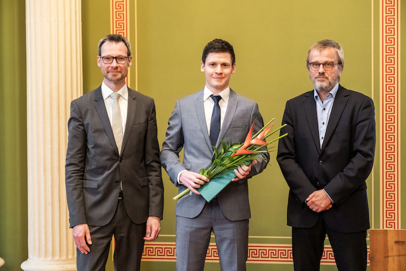 Ein Dorothea-Erxleben-Preis ging an Hannes Henke (Mitte) - hier mit Prorektor Wolfgang Paul (re.) und Betreuer Malte Stieper.