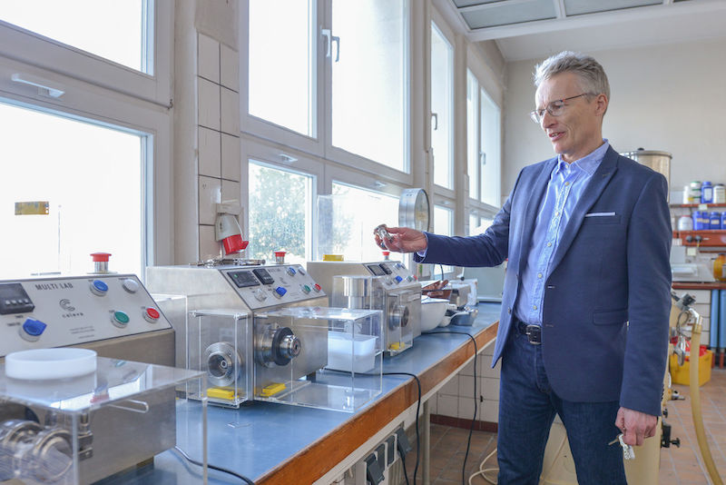 Institutsdirektor Karsten Mäder verweist auf moderne Geräteausstattung in der Pharmazie und freut sich nun über die Sanierung des Gebäudes.