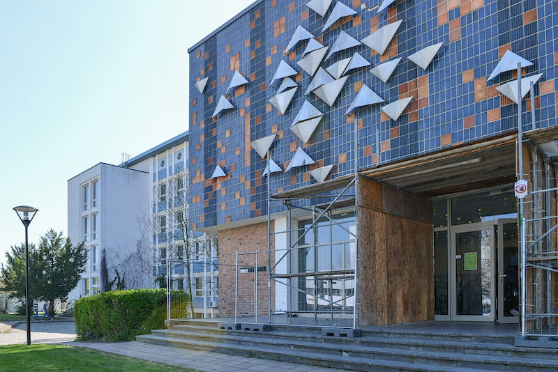 Der Eingangsbereich der Pharmazie - er ist wegen Schäden an der Fassade bereits eingerüstet.