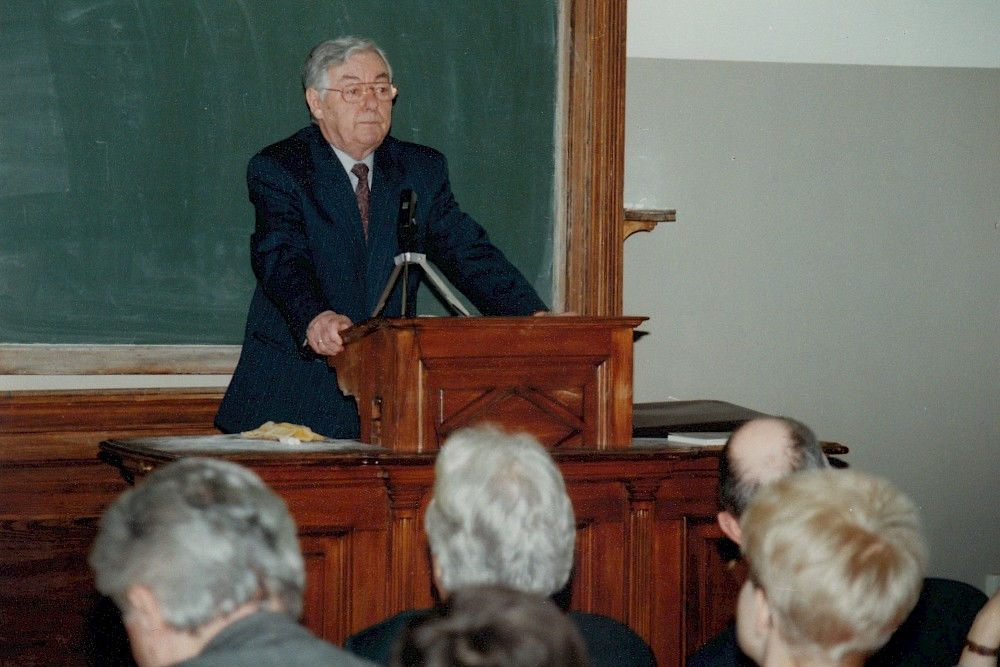 Rolf Lieberwirth bei einem Vortrag im Jahr 1994.