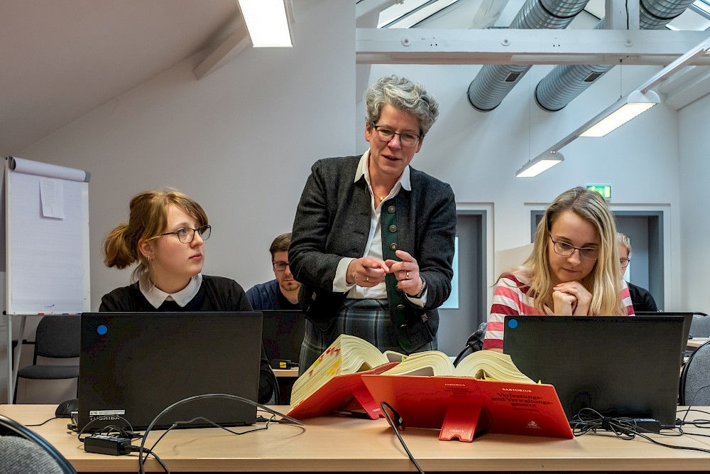 Justizministerin Anne-Marie Keding informiert sich bei einer elektronischen Übungsklausur des juristischen Vorbereitungsdienstes.