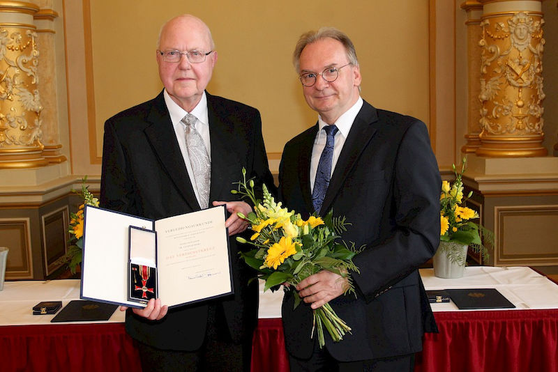 Gunnar Berg (links) erhielt das Verdienstkreuz am Bande von Ministerpräsident Reiner Haseloff überreicht.