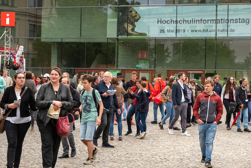 Der Hochschulinformationstag war gut besucht. Rund 1.700 Besucherinnen und Besucher kamen zum Uniplatz.