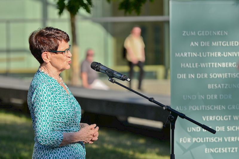 Die ehemalige Bundestagspräsidentin Rita Süssmuth betonte an der Stele die Bedeutung des Erinnerns.