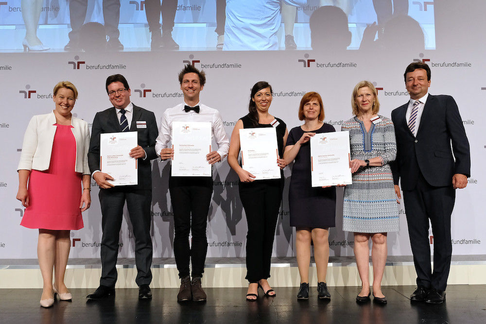 Rektor Christian Tietje (2.v.l.) bei der Übergabe des Zertifikats durch Bundesfamilienministerin Franziska Giffey (l.)