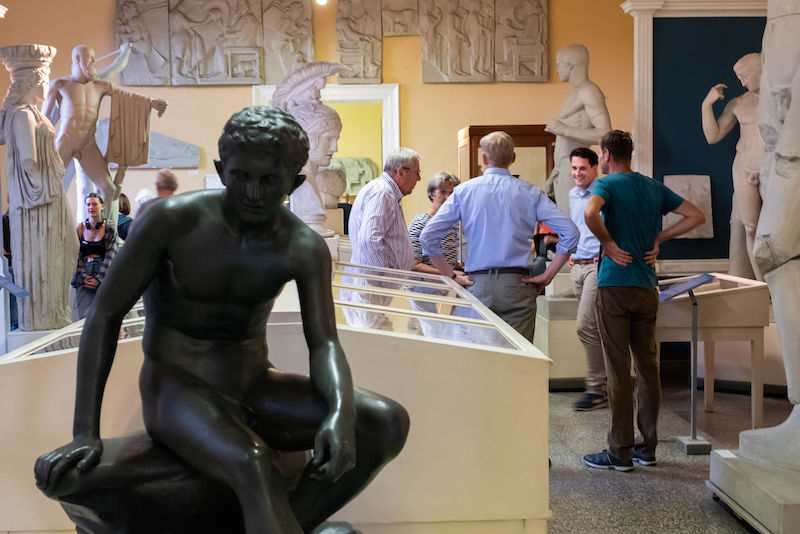 Im Archäologischen Museum wurde die Ausstellung „Im Angesicht der Gottheit. Kultbilder in der antiken Religion“ eröffnet.