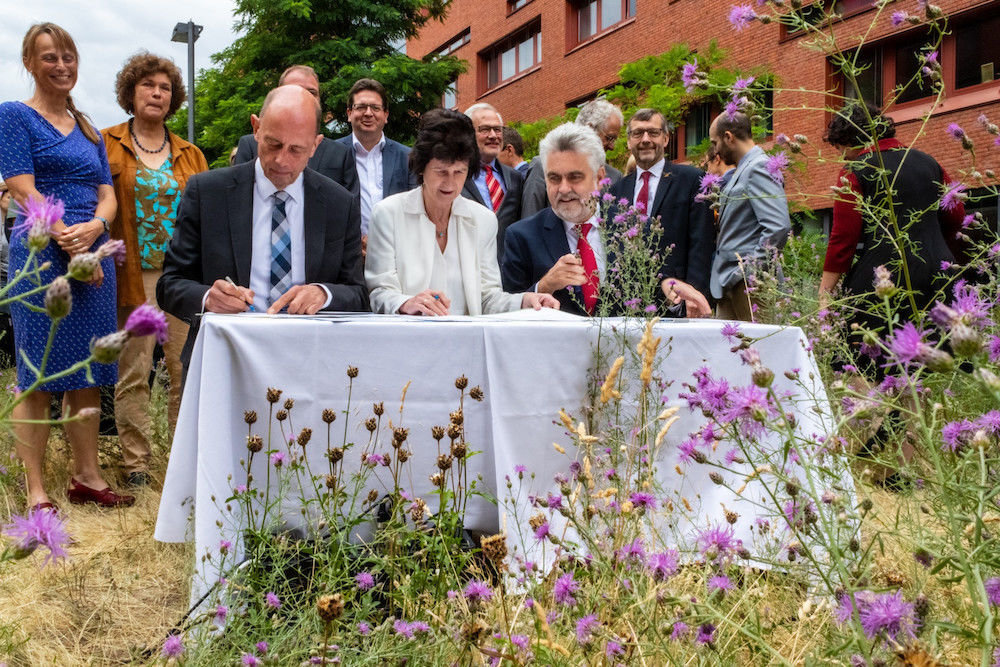 Wolfgang Tiefensee, Eva-Maria Stange und Armin Willingmann (v. li.) bei der Vertragsunterzeichnung.