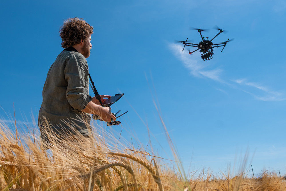 PhD student Paul Herzig controls the drone over the Julius Kühn field.