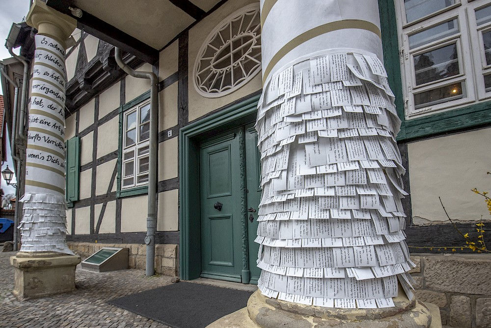 Kleine Abreißzettel mit Zitaten erwarten die Besucher bereits am Eingang des Klopstockhauses.