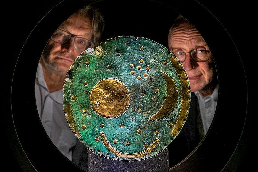 Landesarchäologe Harald Meller (links) und Geologe Gregor Borg mit der Himmelsscheibe von Nebra