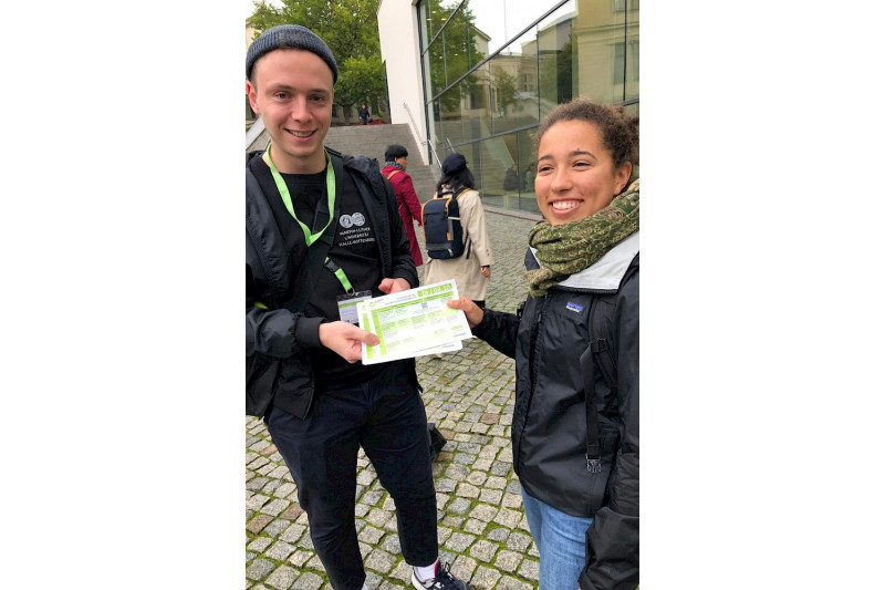 Studienbotschafter Jonas Dahmen und Erstsemester-Studentin Lucia Seidel