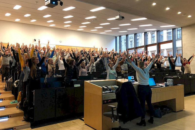 Körperspannungs-Übungen beim Motivationsvortrag von Isabell Drescher