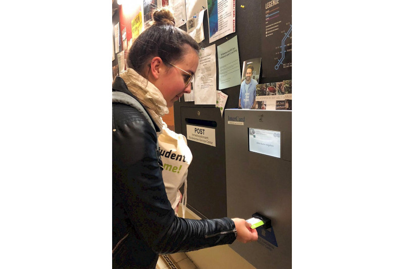 Luise Graffschack am Validierungsautomaten im Löwengebäude der Uni