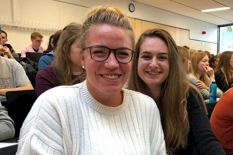 Celine Janietz (links) und Adriana Rank informieren sich über Wege ins Ausland.