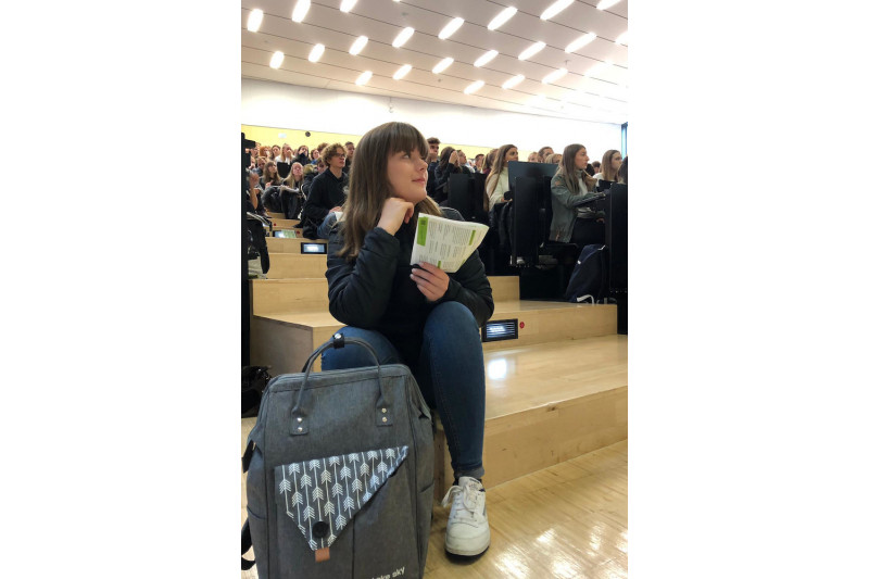 Navina Ott informiert sich im Audimax über Löwenportal und Stud.IP