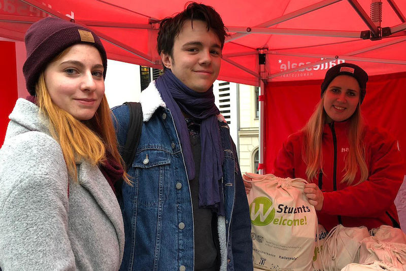 Konrad Krüger bei der Ausgabe der Welcome-Bags durch Maria Döhler