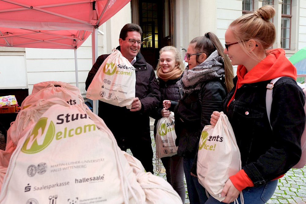 Rektor Christian Tietje begrüßt neue Studierende mit Welcome-Bags.