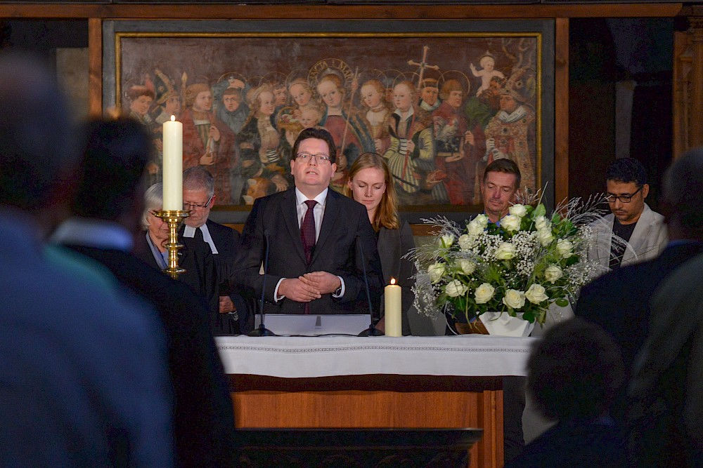 Rektor Christian Tietje bei der Fürbitte in der Marktkirche. Fürbitten sprachen im Gedenkgottesdienst am Montagabend auch Dekan Daniel Cyranka (2.v.r.) und Universitätsprediger Jörg Ulrich (2.v.l.).