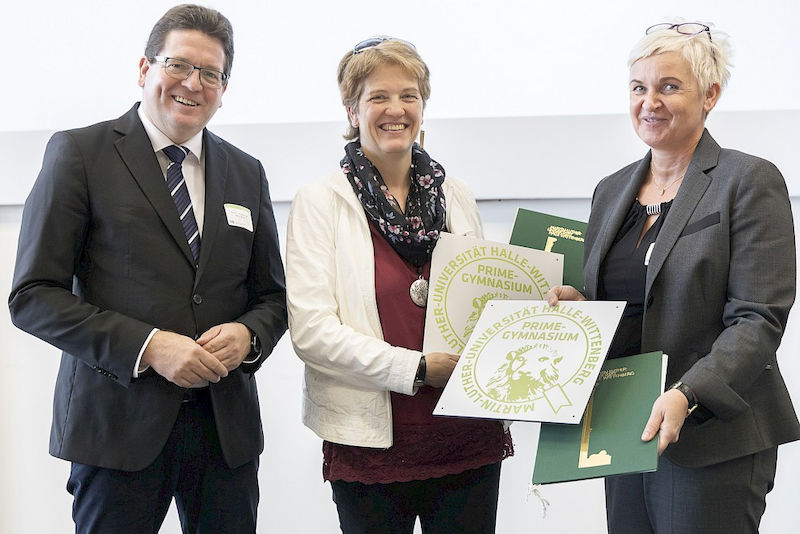 Rektor Christian Tietje hat den Schulleiterinnen Almuth Roenneke aus Wettin und Astrid Bach aus Dessau (von links) die Plaketten überreicht.