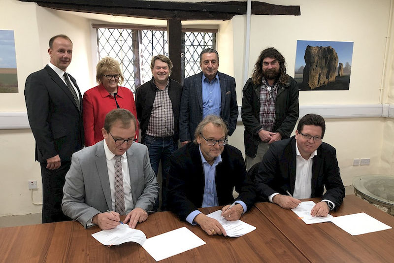 Unterzeichnung der Vereinbarung in Avebury