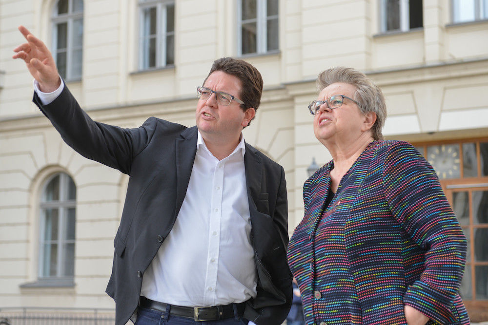 Marlis Tepe und Rektor Christian Tietje nach ihrem Gespräch auf dem Uni-Platz