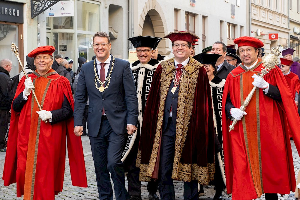 Traditionell zog der Akademische Senat durch die Collegienstraße vom Rathaus zur Leucorea.