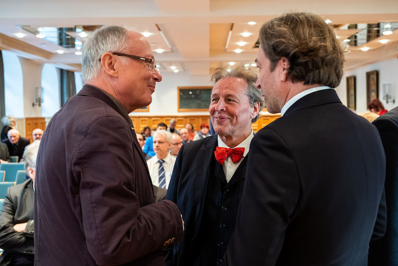 Zu den Besuchern zählten auch Altrektoren - hier Udo Sträter im Gespräch mit Ralf-Torsten Speler und Kustos Dirk Schaal (von links).