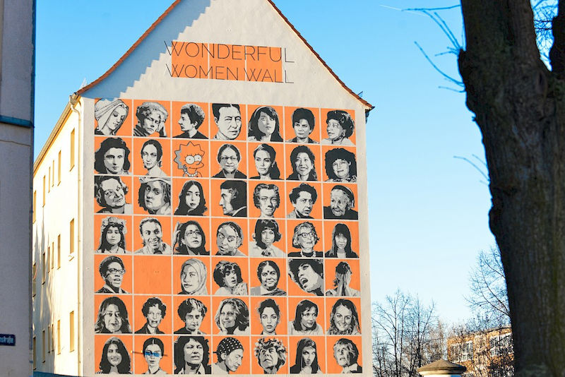 In 2019, the “Wonderful Women Wall” emerged as a mural on Wörmlitzer Strasse in Halle. Betty Heimann can be seen in the middle of the third row from the top.