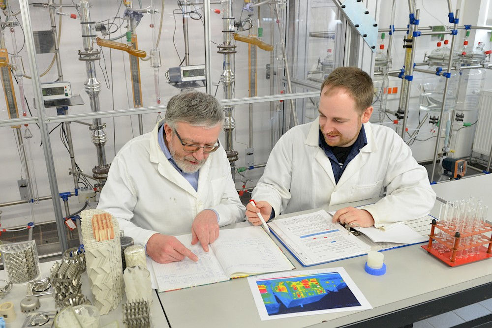 Thomas Hahn (links) und Felix Marske im Labor. Sie arbeiten an einem neuen Latentwärmespeicher, der bisher in Zylinderform vorliegt.