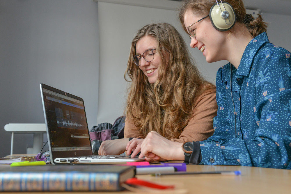 Liska Niederschuh (links) und Eleonore Freier in der Postproduktion des Podcasts.