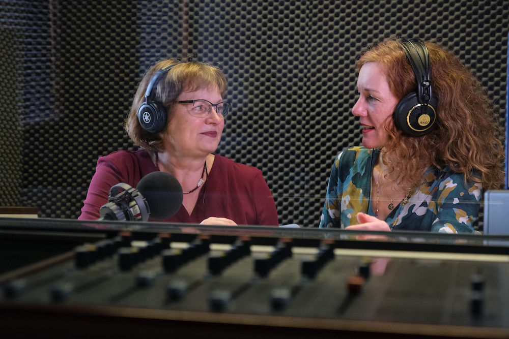 Ines Bose (left) and Stephanie Kurtenbach analyse recordings in the studio.