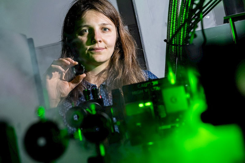 Viktoriia Rutckaia untersucht mit Lasern nanoskopisch kleine optische Schaltelemente.