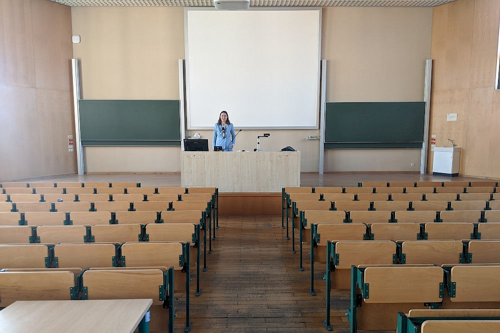 Prof. Dr. Caroline Meller-Hannich zeichnet vor leerem Hörsaal ihr Vorlesung auf