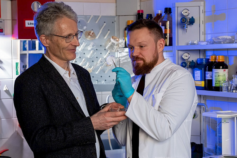 The institute’s director Karsten Mäder (left) and Benedikt Göttel are working on better ways to package active ingredients that are transported in the human body.