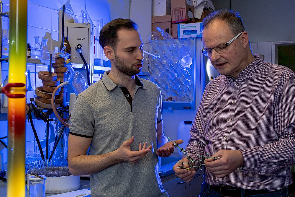 Andreas Hilgeroth (right) and Marius Seethaler study substances that combat antibiotic-resistant germs.