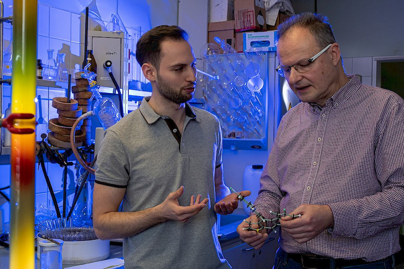 Andreas Hilgeroth (right) and Marius Seethaler study substances that combat antibiotic-resistant germs.