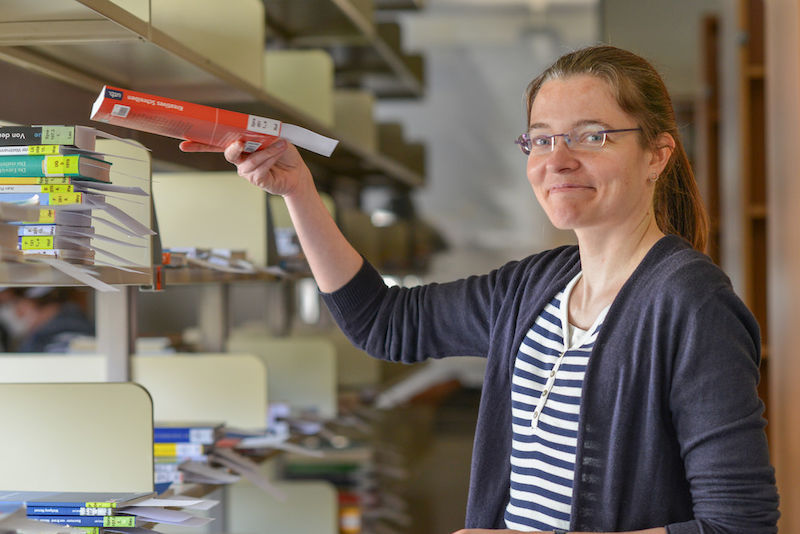 Bibliothekarin Regina Schönekäs sucht bestellte Bücher jetzt selbst mit heraus.