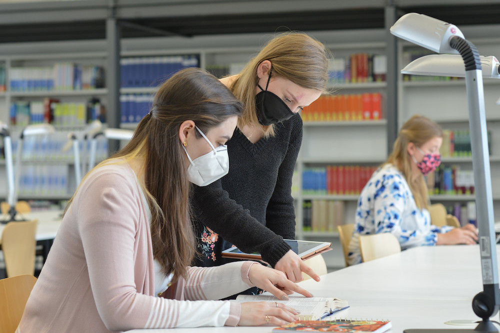 Studieren mit Maske: Sie wurde mit der Wiedereröffnung der ULB-Lesesäle Pflicht.