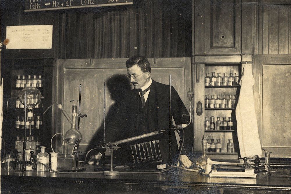Hermann Staudinger im Jahr 1917 in seinem Züricher Labor