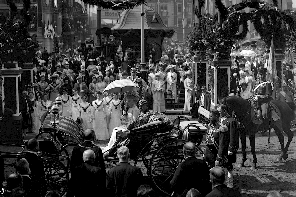 Wilhelm II - hier auf dem halleschen Marktplatz - war als Reisekaiser verschrien.