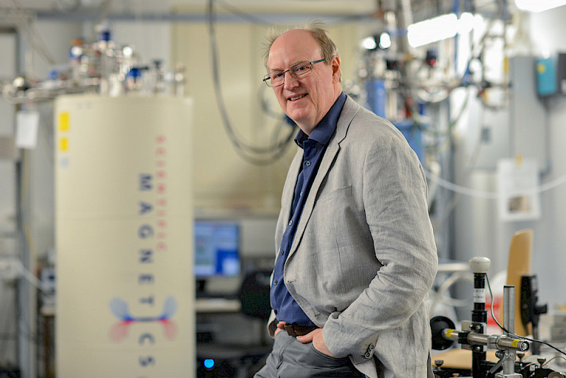 Georg Schmidt im Labor - heute beschäftigt er sich vor allem mit der Nanostrukturierung von Materialien.