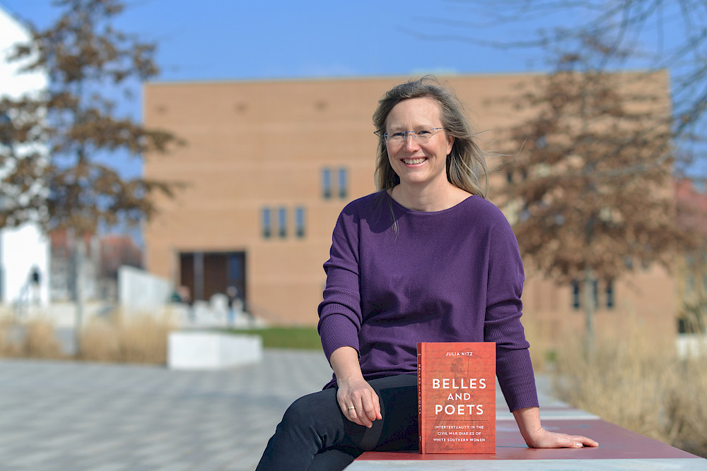 Julia Nitz mit ihrem neuen Buch, in dem sie die Tagebücher reicher Südstaatenfrauen analysiert